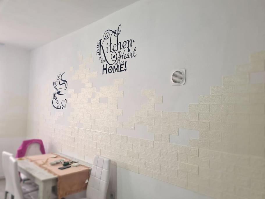 Petroşani Mural Art Apartament מראה חיצוני תמונה
