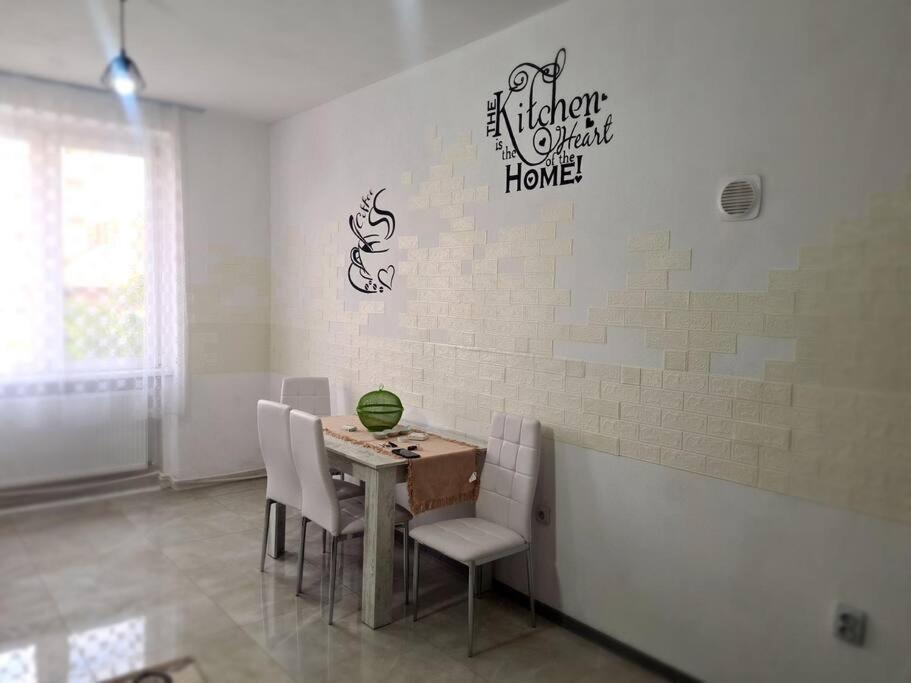 Petroşani Mural Art Apartament מראה חיצוני תמונה
